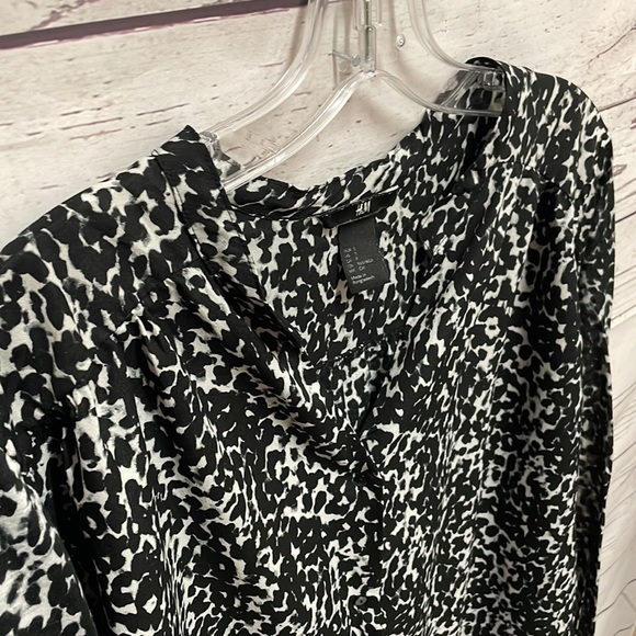H&M Black and Gray Blouse - S/P - Picture 6 of 8